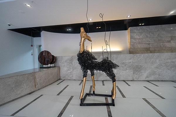 Custom Steel Deer Sculpture - Artistic Indoor Decor with Contrasting Textures